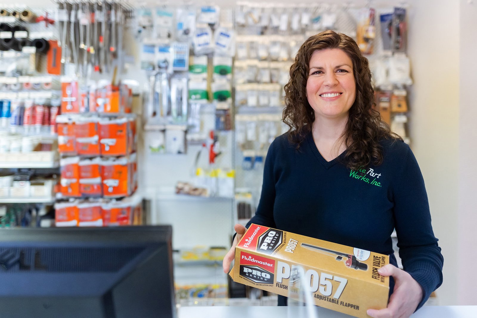 img_katie-at-city-desk-with-fluidmaster-pro57